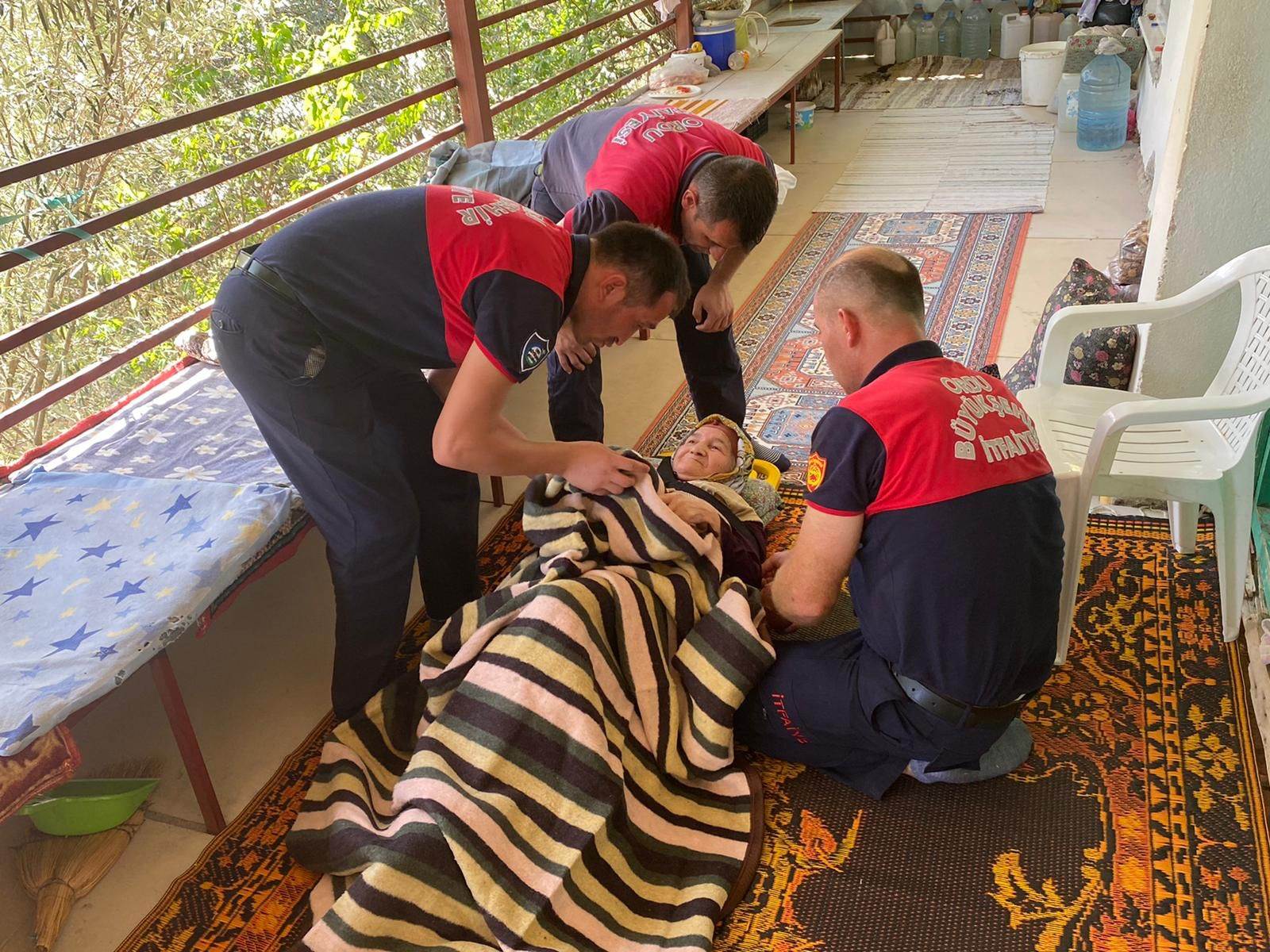 YANGIN BÖLGESİNDEKİ FELÇLİ HASTANIN YARDIMINA ORDU İTFAİYESİ KOŞTU